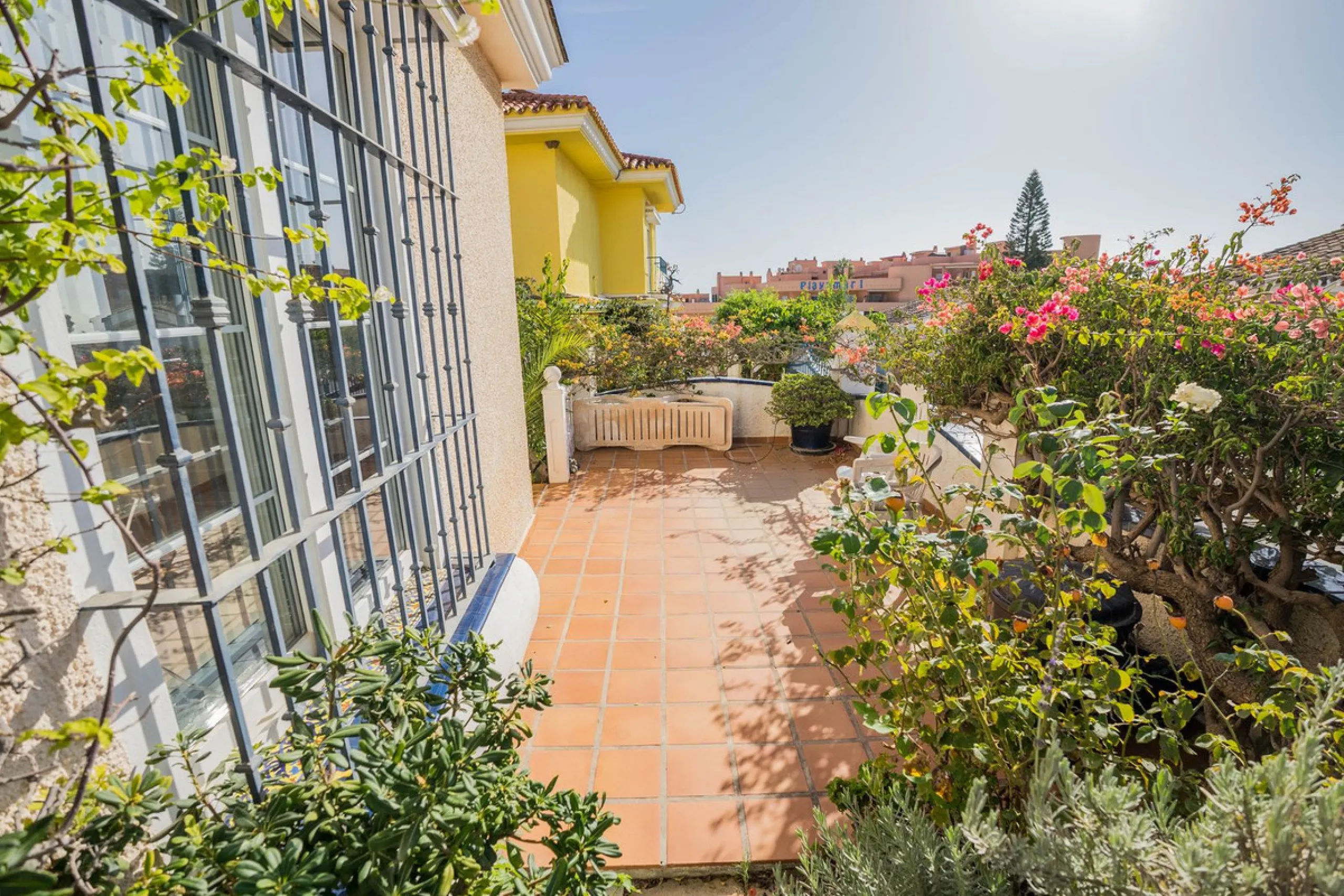 This villa is located in an elevated and quiet residential area of Fuengirola, offering completely open views towards Sohail Castle, the sea and the surrounding mountains. The position and orientation of the property provide excellent natural light and a 