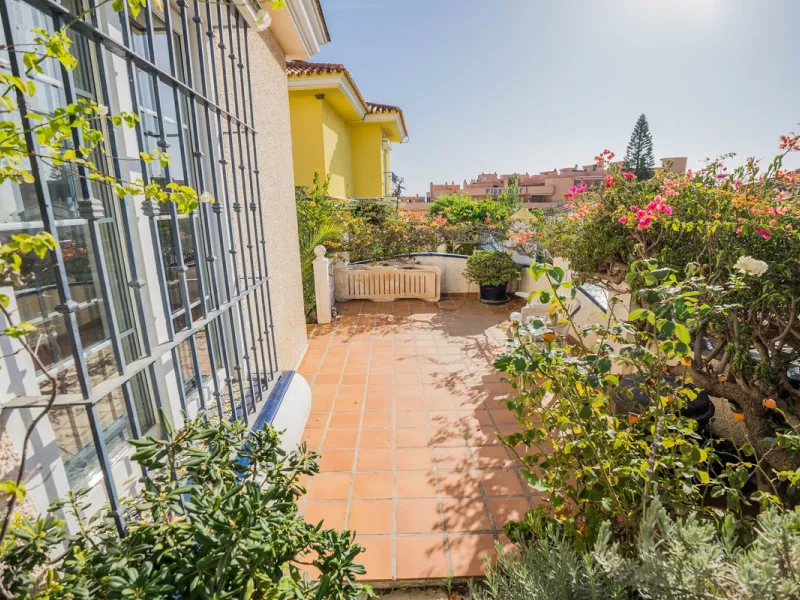 This villa is located in an elevated and quiet residential area of Fuengirola, offering completely open views towards Sohail Castle, the sea and the surrounding mountains. The position and orientation of the property provide excellent natural light and a 