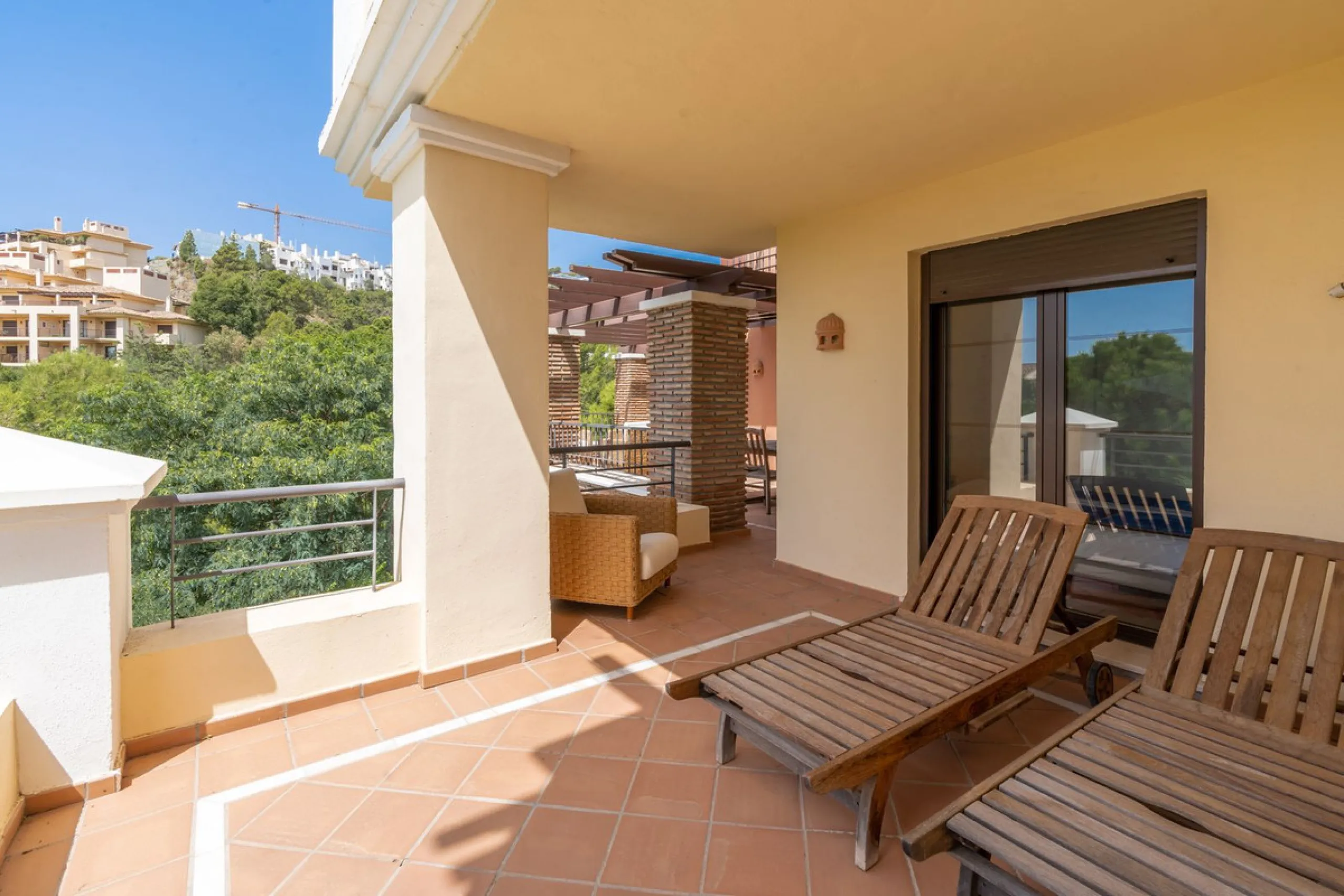 Apartment - Middle Floor Apartment в продаже в Benahavís, Málaga. В доме 3 спален и 2 ванных комнат. Площадь дома 131 м²