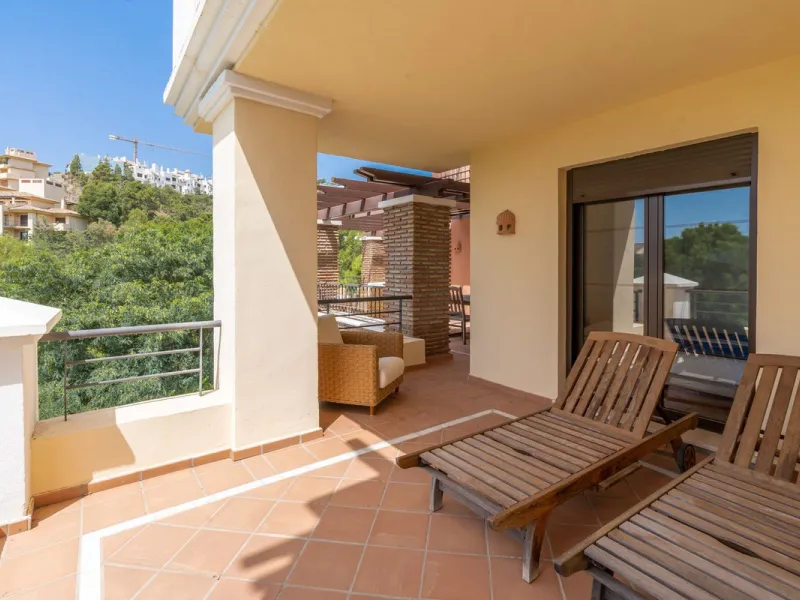 This wonderful bright & spacious three bedroom two bathroom middle floor corner apartment situated within one of the best developments in Los Arqueros Golf and Country Club.  The property further benefits from large wrap around terrace with lovely garden 