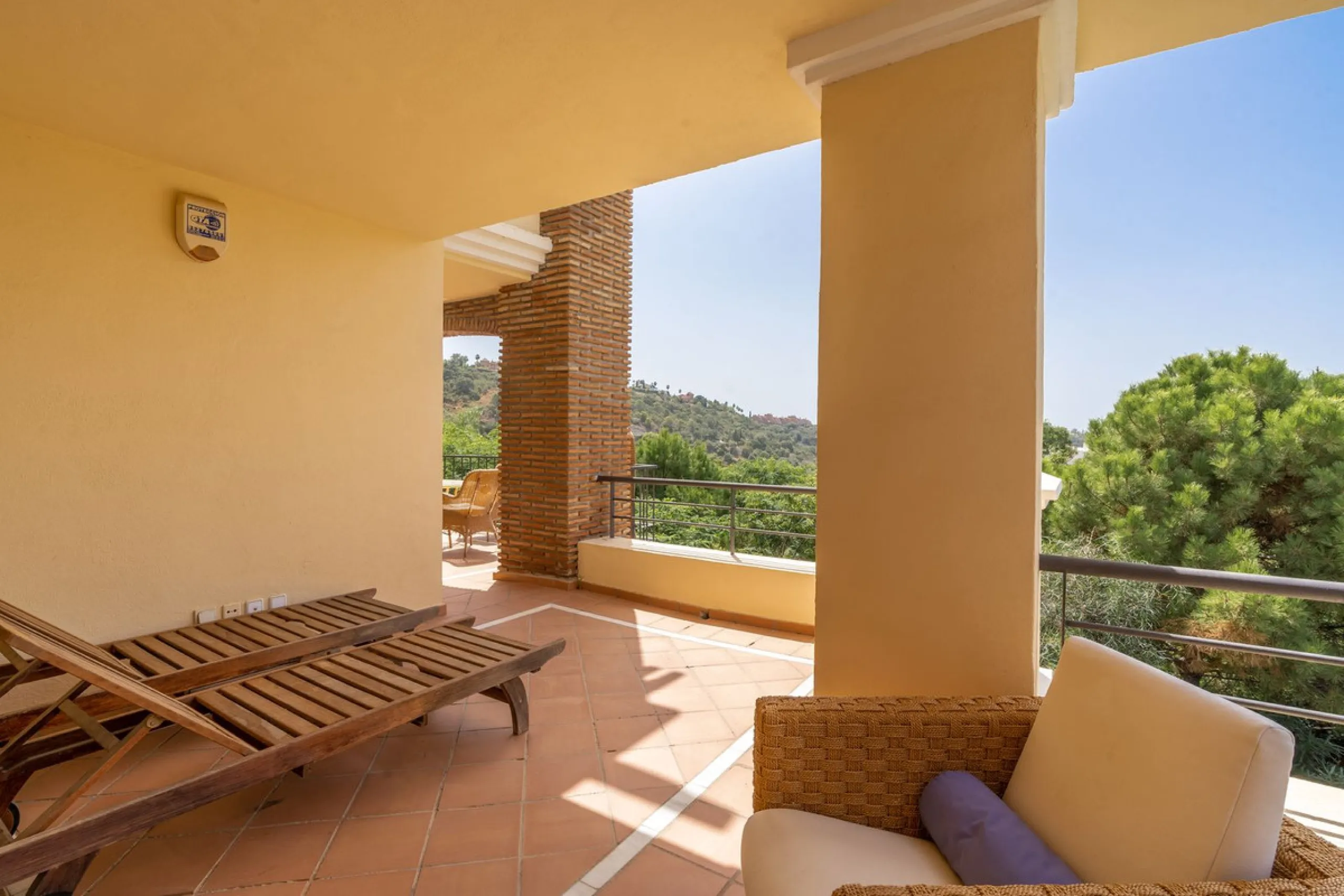 Apartment - Middle Floor Apartment в продаже в Benahavís, Málaga. В доме 3 спален и 2 ванных комнат. Площадь дома 131 м²
