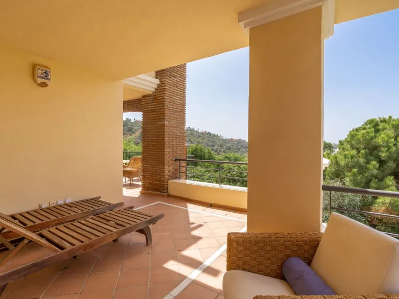 Apartment - Middle Floor Apartment в продаже в Benahavís, Málaga. В доме 3 спален и 2 ванных комнат. Площадь дома 131 м²