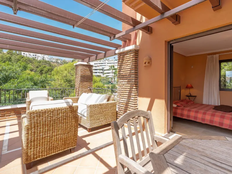 Apartment - Middle Floor Apartment в продаже в Benahavís, Málaga. В доме 3 спален и 2 ванных комнат. Площадь дома 131 м²