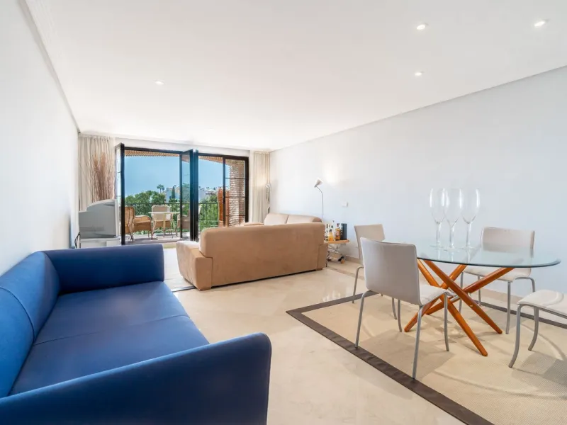 Apartment - Middle Floor Apartment в продаже в Benahavís, Málaga. В доме 3 спален и 2 ванных комнат. Площадь дома 131 м²