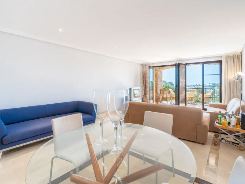 Apartment - Middle Floor Apartment в продаже в Benahavís, Málaga. В доме 3 спален и 2 ванных комнат. Площадь дома 131 м²