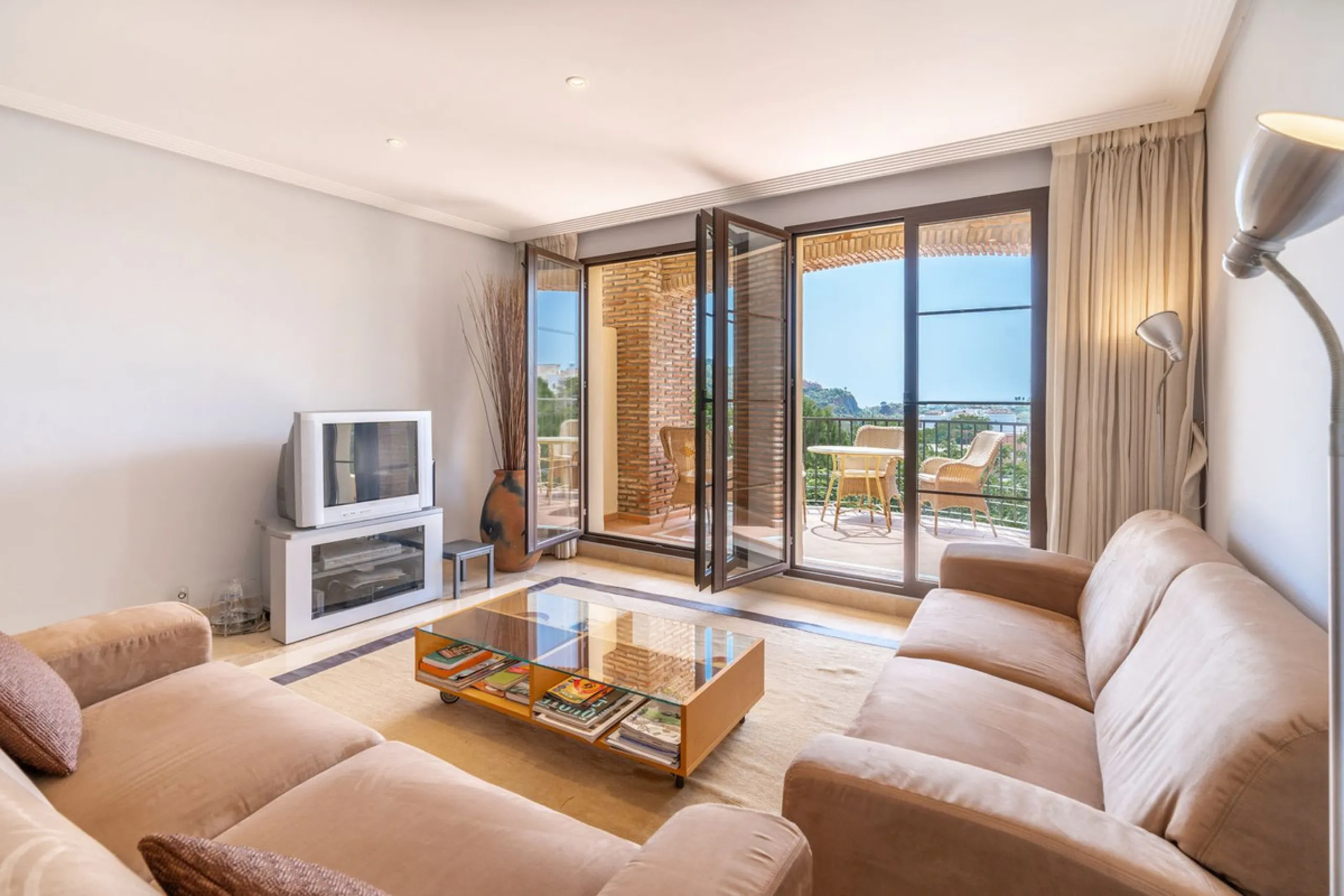 Apartment - Middle Floor Apartment в продаже в Benahavís, Málaga. В доме 3 спален и 2 ванных комнат. Площадь дома 131 м²