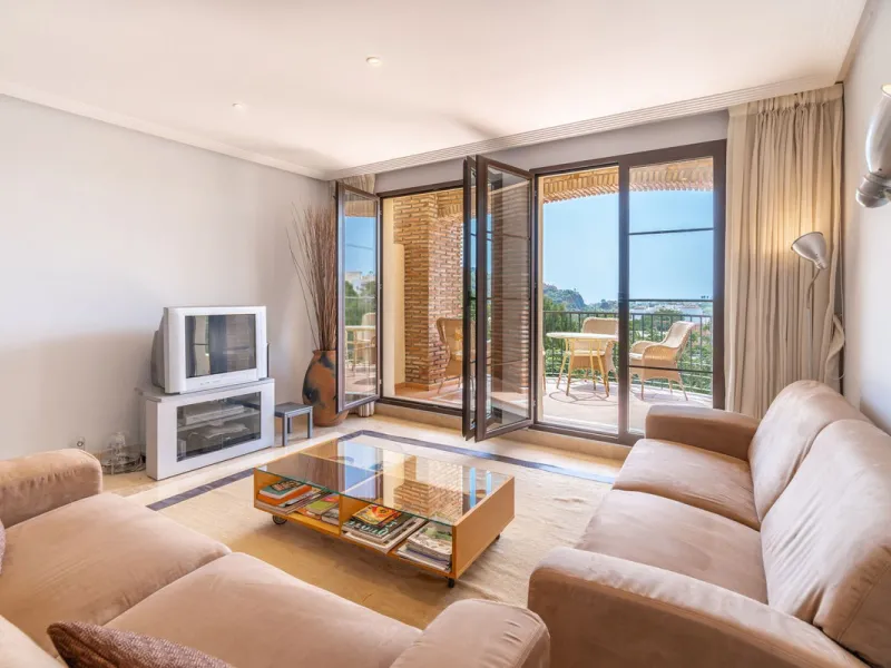 Apartment - Middle Floor Apartment в продаже в Benahavís, Málaga. В доме 3 спален и 2 ванных комнат. Площадь дома 131 м²