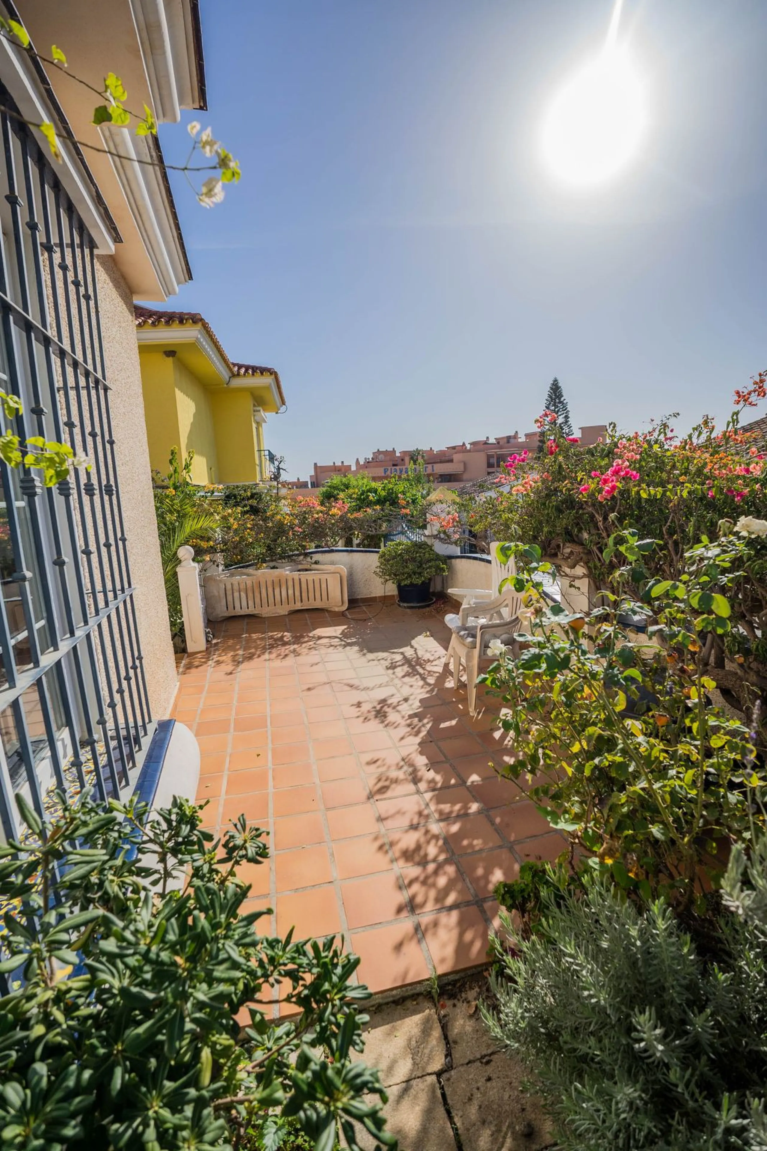 This villa is located in an elevated and quiet residential area of Fuengirola, offering completely open views towards Sohail Castle, the sea and the surrounding mountains. The position and orientation of the property provide excellent natural light and a 