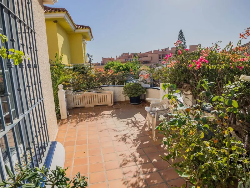 This villa is located in an elevated and quiet residential area of Fuengirola, offering completely open views towards Sohail Castle, the sea and the surrounding mountains. The position and orientation of the property provide excellent natural light and a 