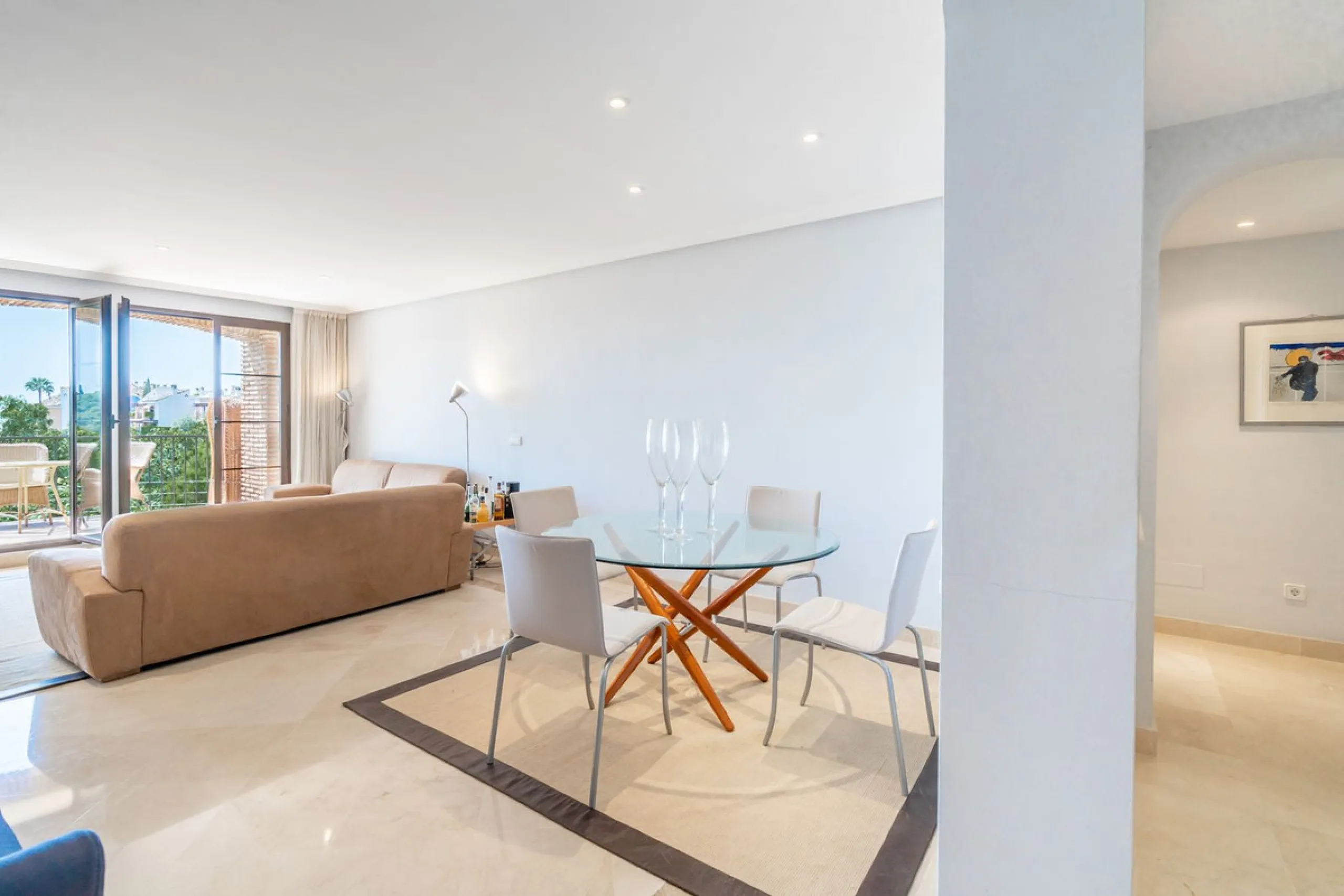 Apartment - Middle Floor Apartment в продаже в Benahavís, Málaga. В доме 3 спален и 2 ванных комнат. Площадь дома 131 м²