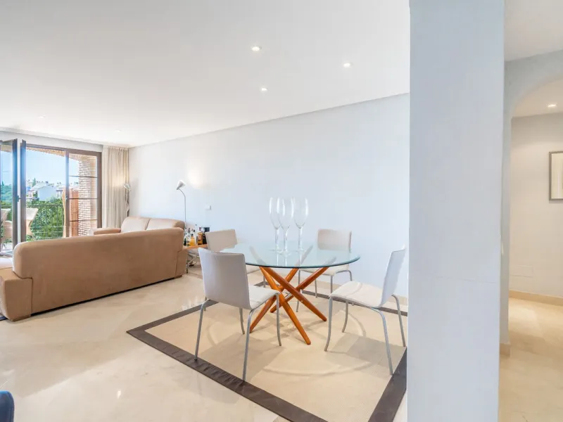 Apartment - Middle Floor Apartment в продаже в Benahavís, Málaga. В доме 3 спален и 2 ванных комнат. Площадь дома 131 м²