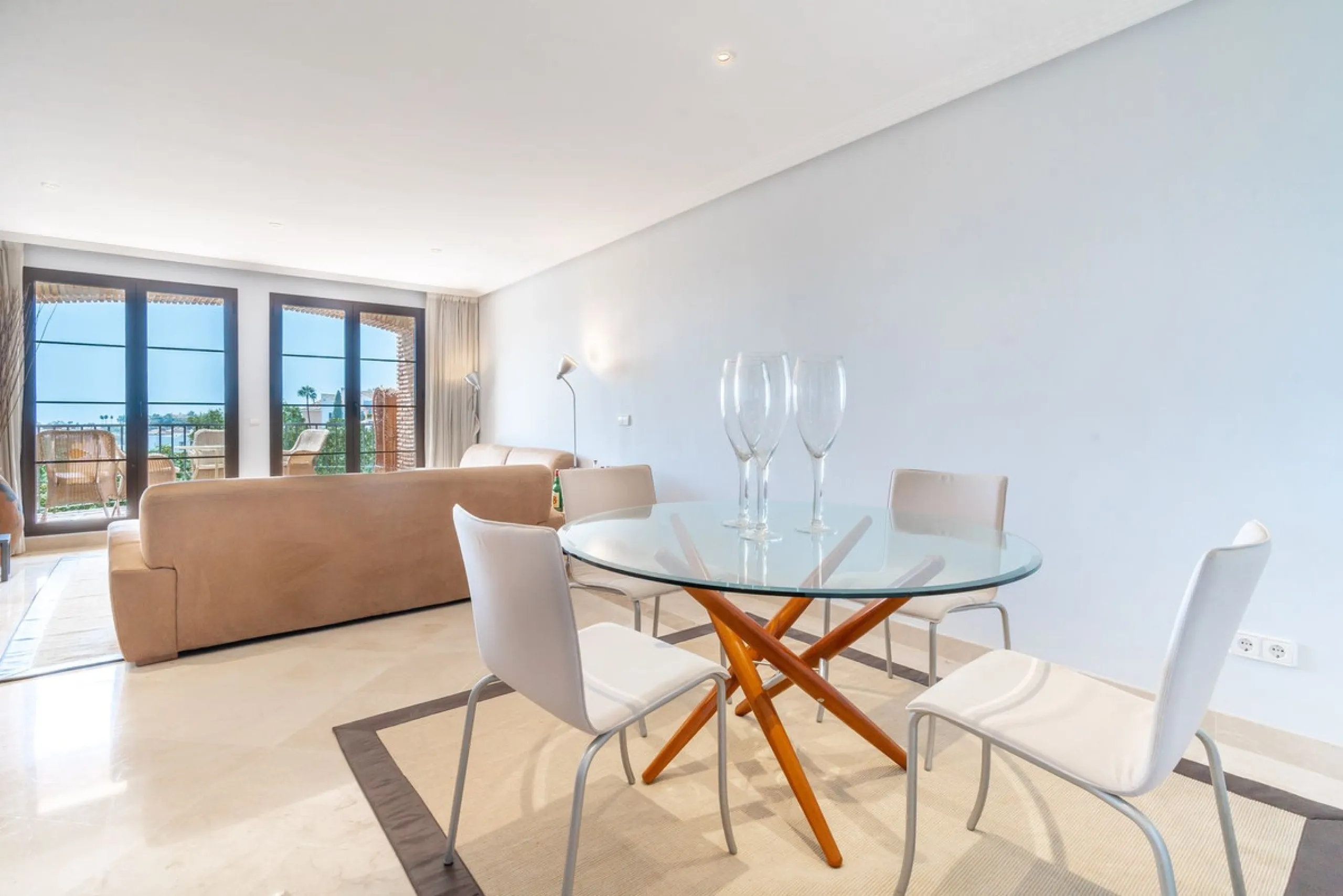 Apartment - Middle Floor Apartment в продаже в Benahavís, Málaga. В доме 3 спален и 2 ванных комнат. Площадь дома 131 м²
