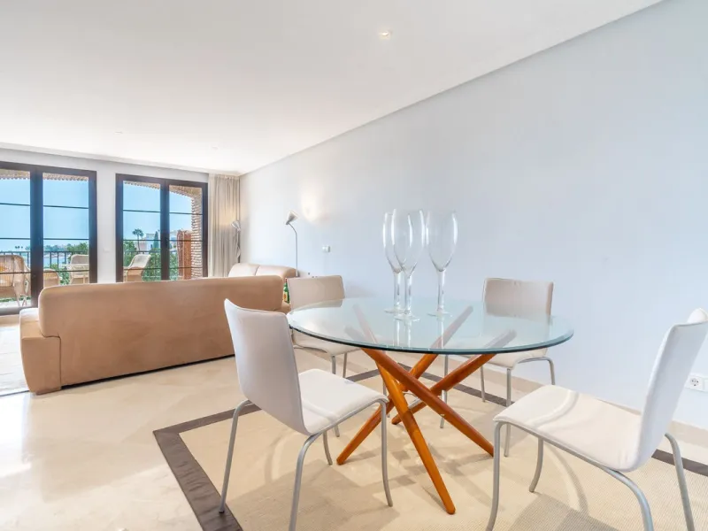 Apartment - Middle Floor Apartment в продаже в Benahavís, Málaga. В доме 3 спален и 2 ванных комнат. Площадь дома 131 м²