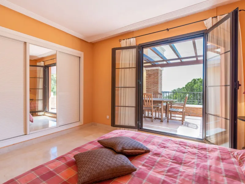 Apartment - Middle Floor Apartment в продаже в Benahavís, Málaga. В доме 3 спален и 2 ванных комнат. Площадь дома 131 м²