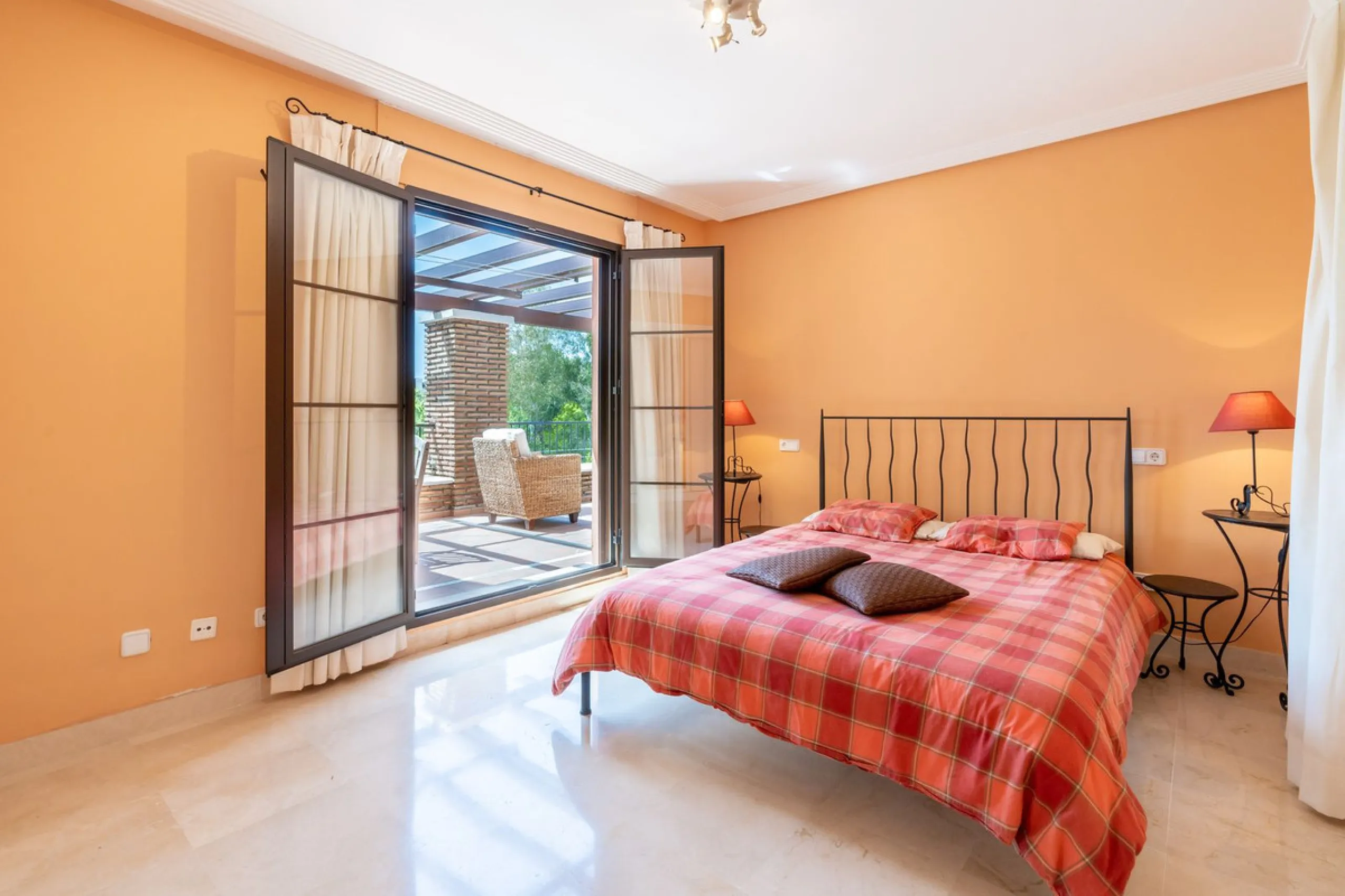 Apartment - Middle Floor Apartment в продаже в Benahavís, Málaga. В доме 3 спален и 2 ванных комнат. Площадь дома 131 м²