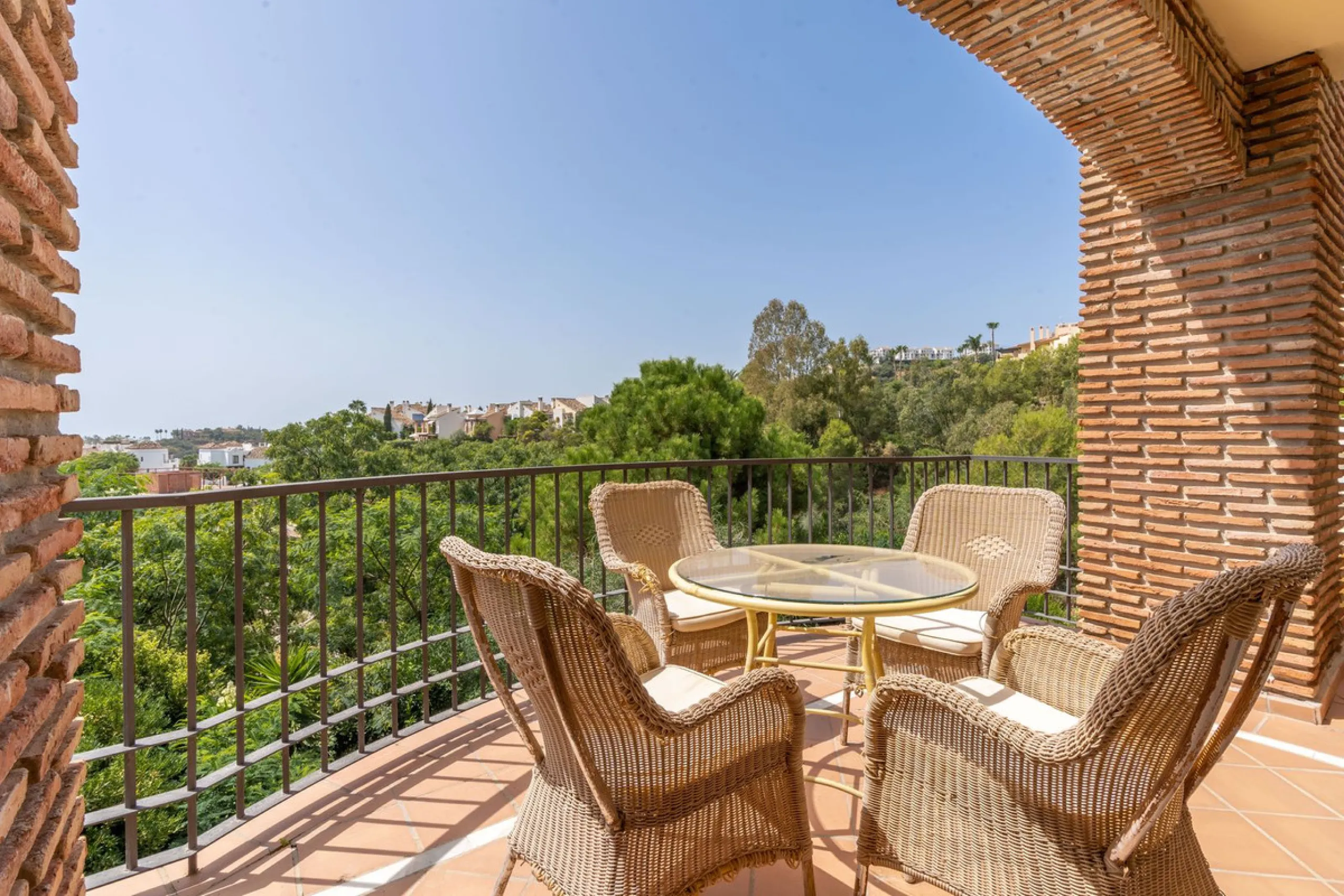 Apartment - Middle Floor Apartment в продаже в Benahavís, Málaga. В доме 3 спален и 2 ванных комнат. Площадь дома 131 м²
