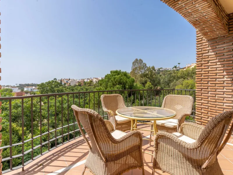 Apartment - Middle Floor Apartment в продаже в Benahavís, Málaga. В доме 3 спален и 2 ванных комнат. Площадь дома 131 м²