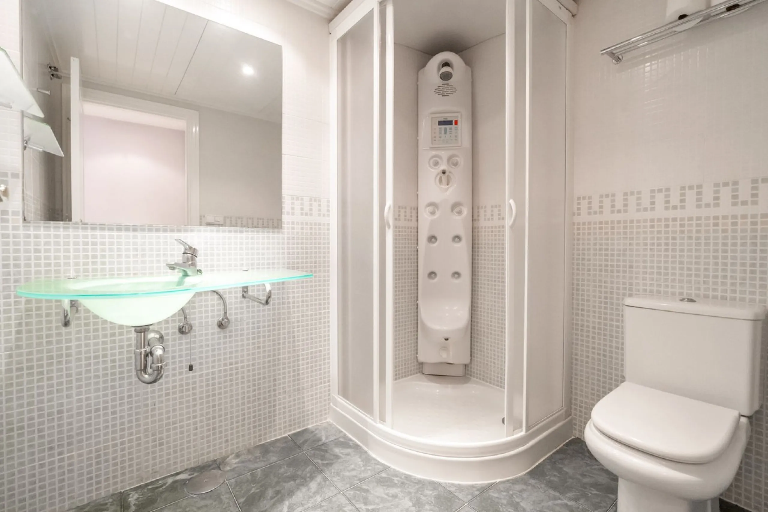 Apartment - Middle Floor Apartment в продаже в Benahavís, Málaga. В доме 3 спален и 2 ванных комнат. Площадь дома 131 м²