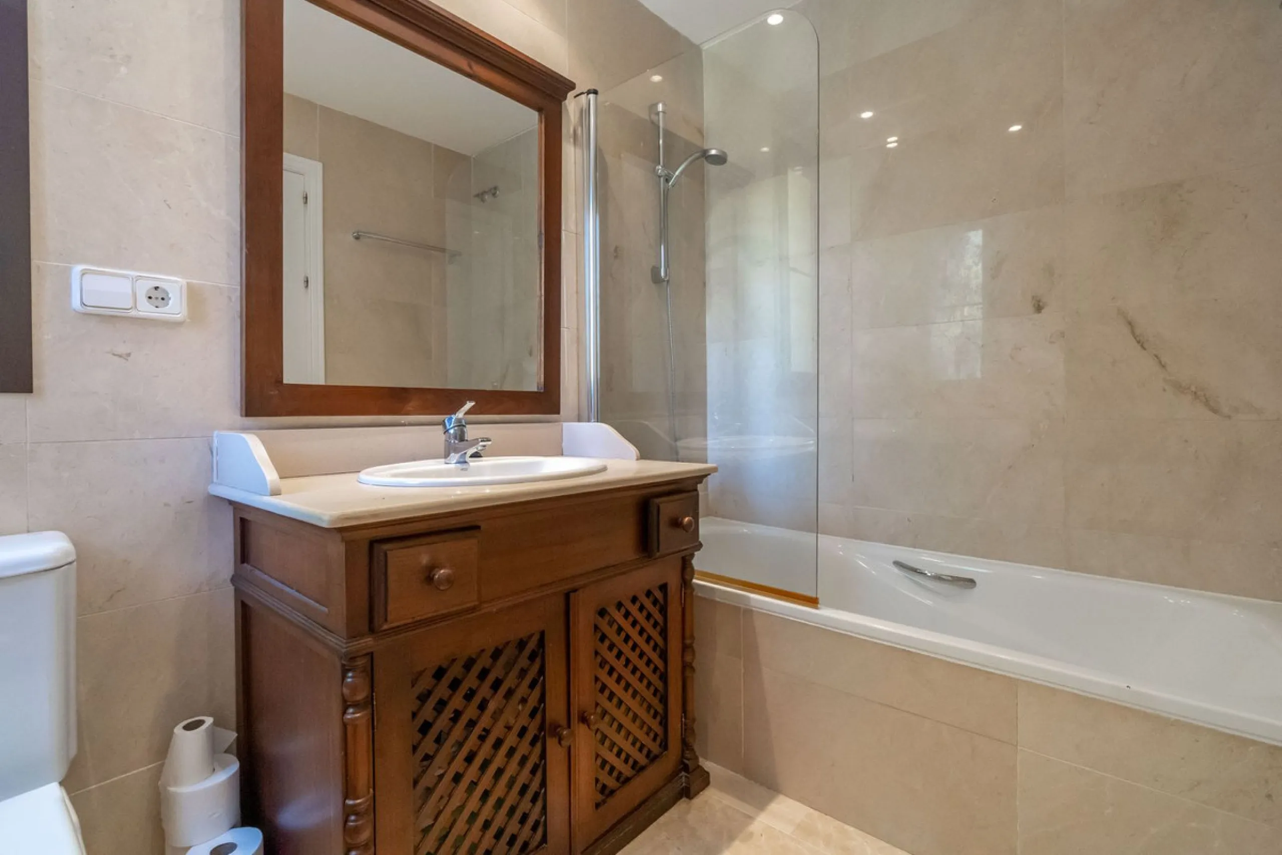 Apartment - Middle Floor Apartment в продаже в Benahavís, Málaga. В доме 3 спален и 2 ванных комнат. Площадь дома 131 м²