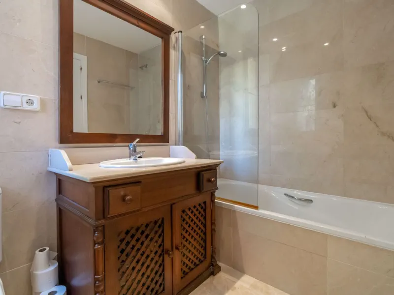 Apartment - Middle Floor Apartment в продаже в Benahavís, Málaga. В доме 3 спален и 2 ванных комнат. Площадь дома 131 м²