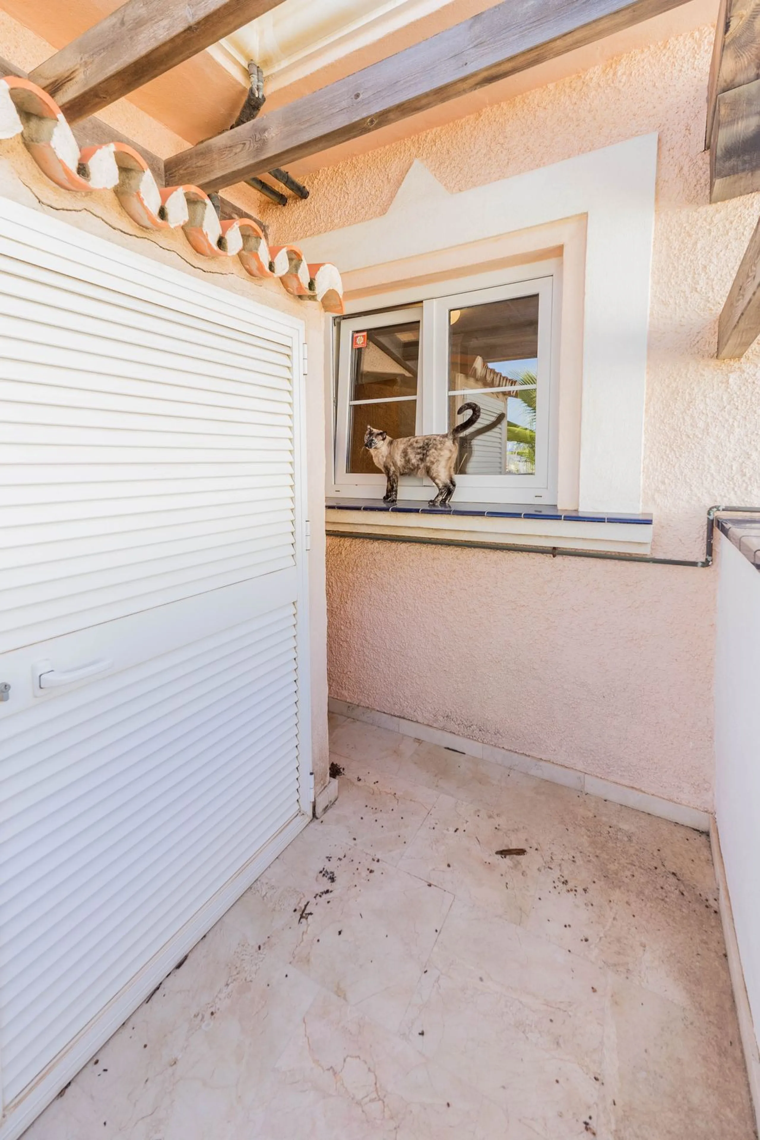 This villa is located in an elevated and quiet residential area of Fuengirola, offering completely open views towards Sohail Castle, the sea and the surrounding mountains. The position and orientation of the property provide excellent natural light and a 