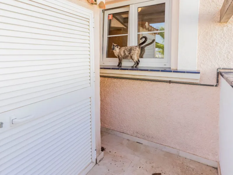 This villa is located in an elevated and quiet residential area of Fuengirola, offering completely open views towards Sohail Castle, the sea and the surrounding mountains. The position and orientation of the property provide excellent natural light and a 