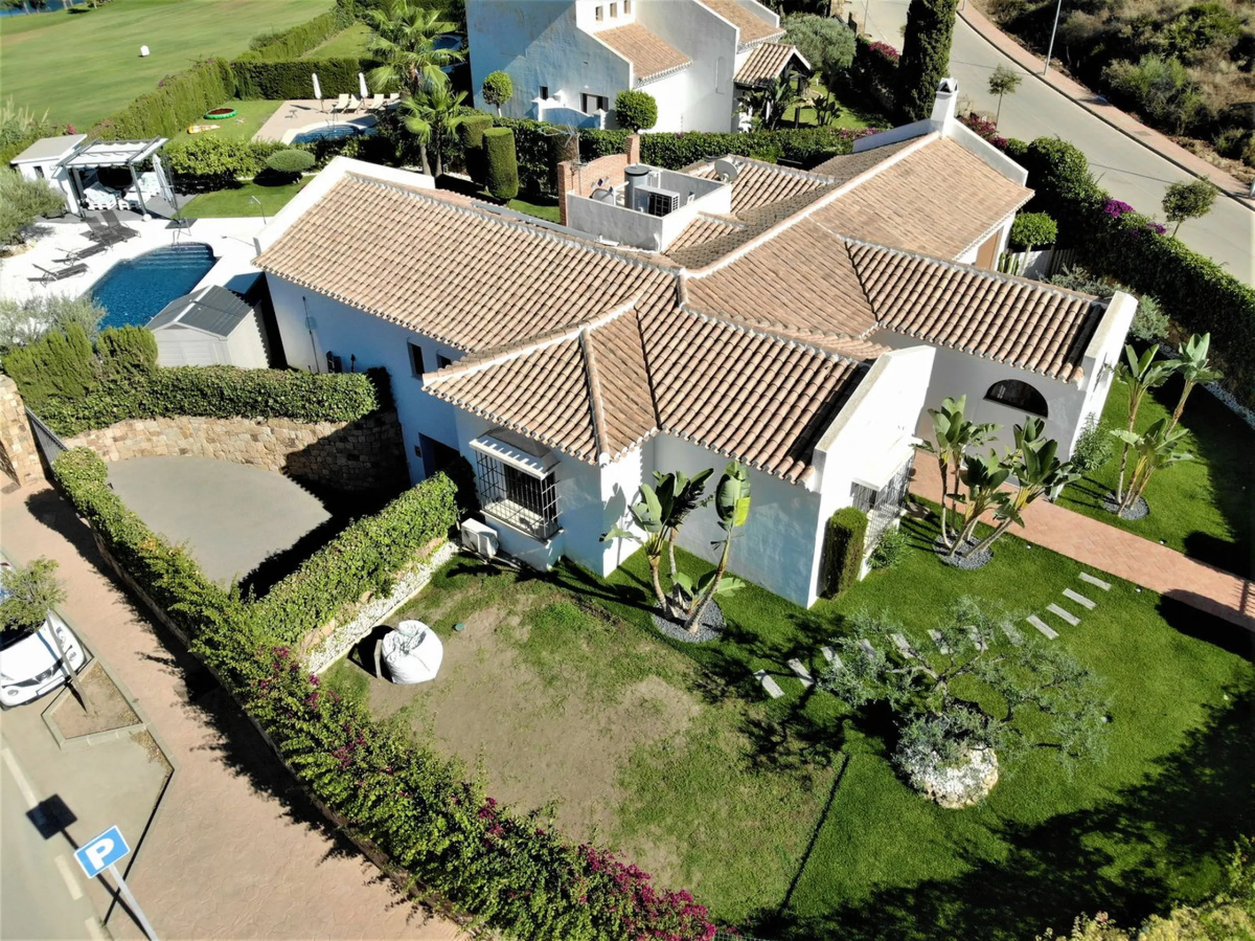 House - Detached Villa в продаже в Mijas, Málaga. В доме 3 спален и 3 ванных комнат. Площадь дома 477 м². Площадь участка 1050 м²