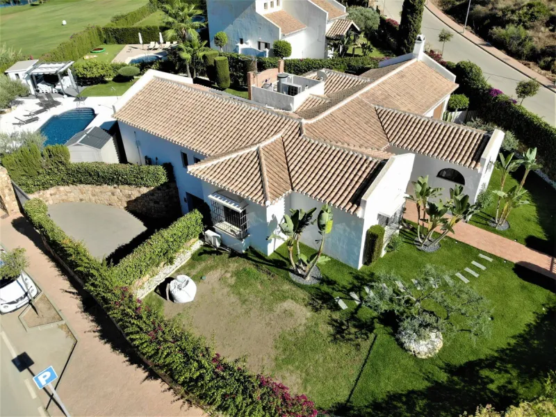 Large villa on one floor with sea views on the first line of golf, Jardines del Aguila Urb. 1,050m2 of flat plot and 450m2, 380m2 being useful.