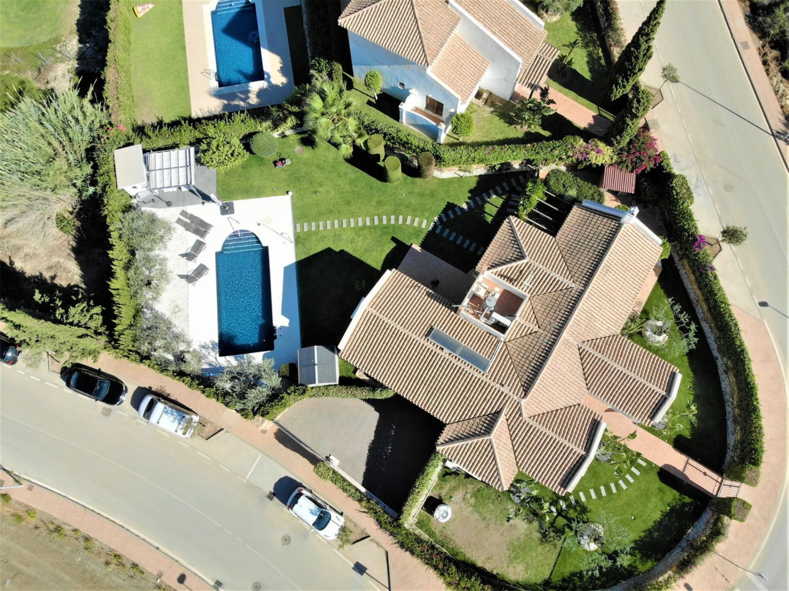 House - Detached Villa в продаже в Mijas, Málaga. В доме 3 спален и 3 ванных комнат. Площадь дома 477 м². Площадь участка 1050 м²