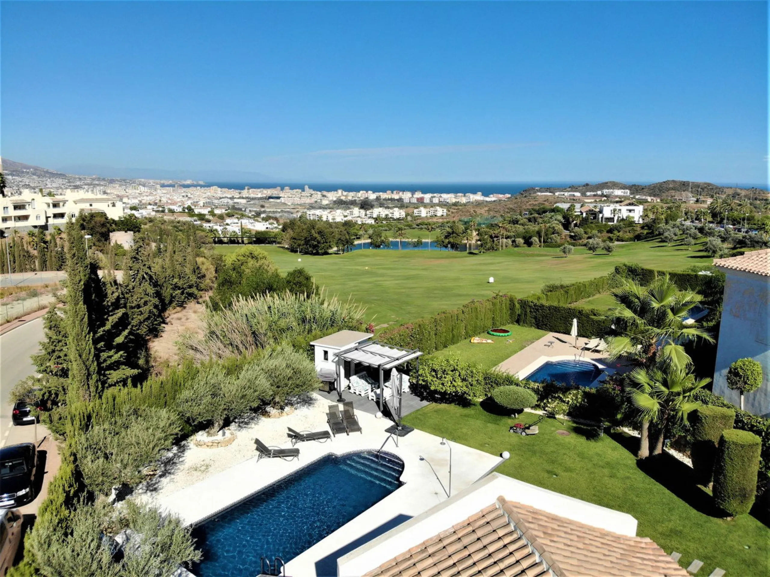 House - Detached Villa в продаже в Mijas, Málaga. В доме 3 спален и 3 ванных комнат. Площадь дома 477 м². Площадь участка 1050 м²