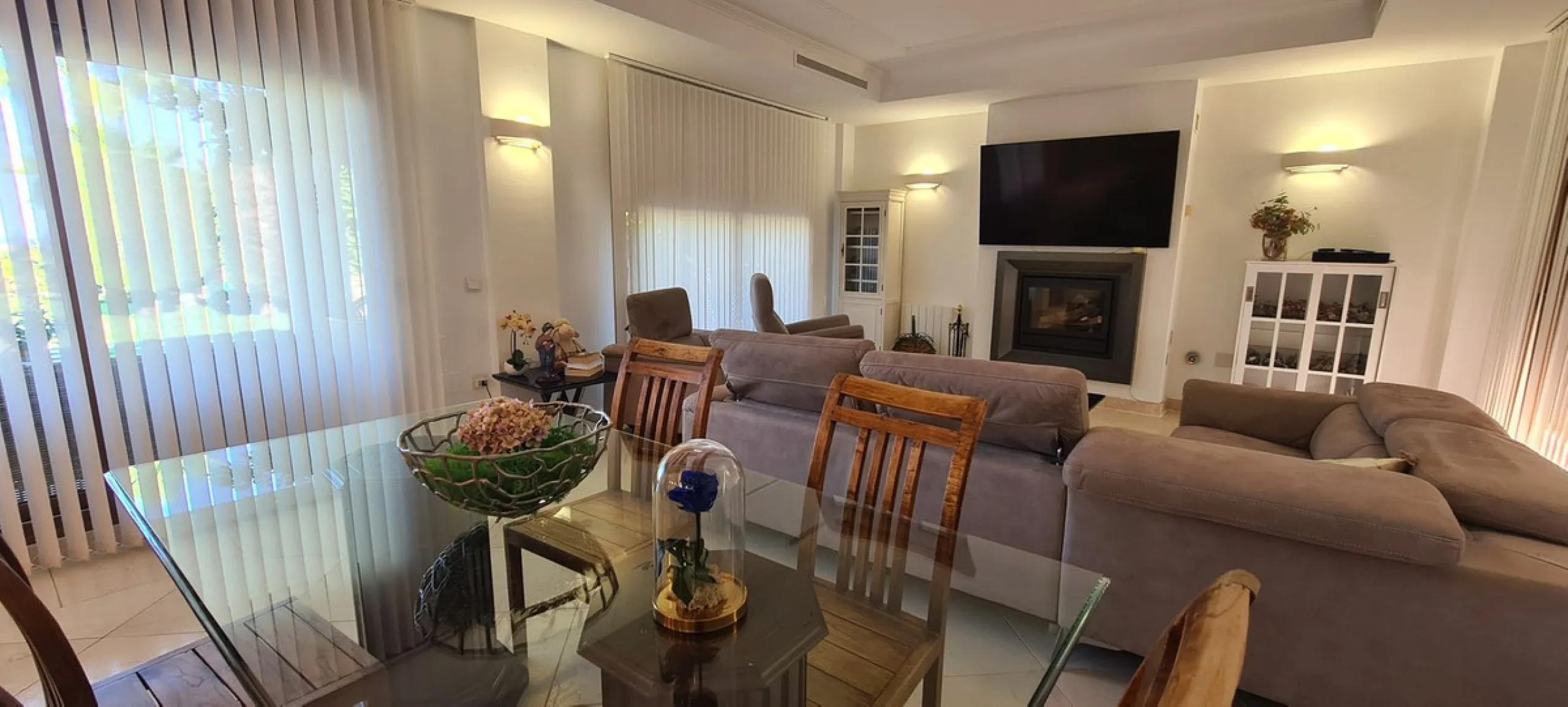 House - Detached Villa в продаже в Mijas, Málaga. В доме 3 спален и 3 ванных комнат. Площадь дома 477 м². Площадь участка 1050 м²