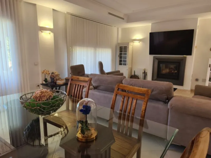 House - Detached Villa в продаже в Mijas, Málaga. В доме 3 спален и 3 ванных комнат. Площадь дома 477 м². Площадь участка 1050 м²