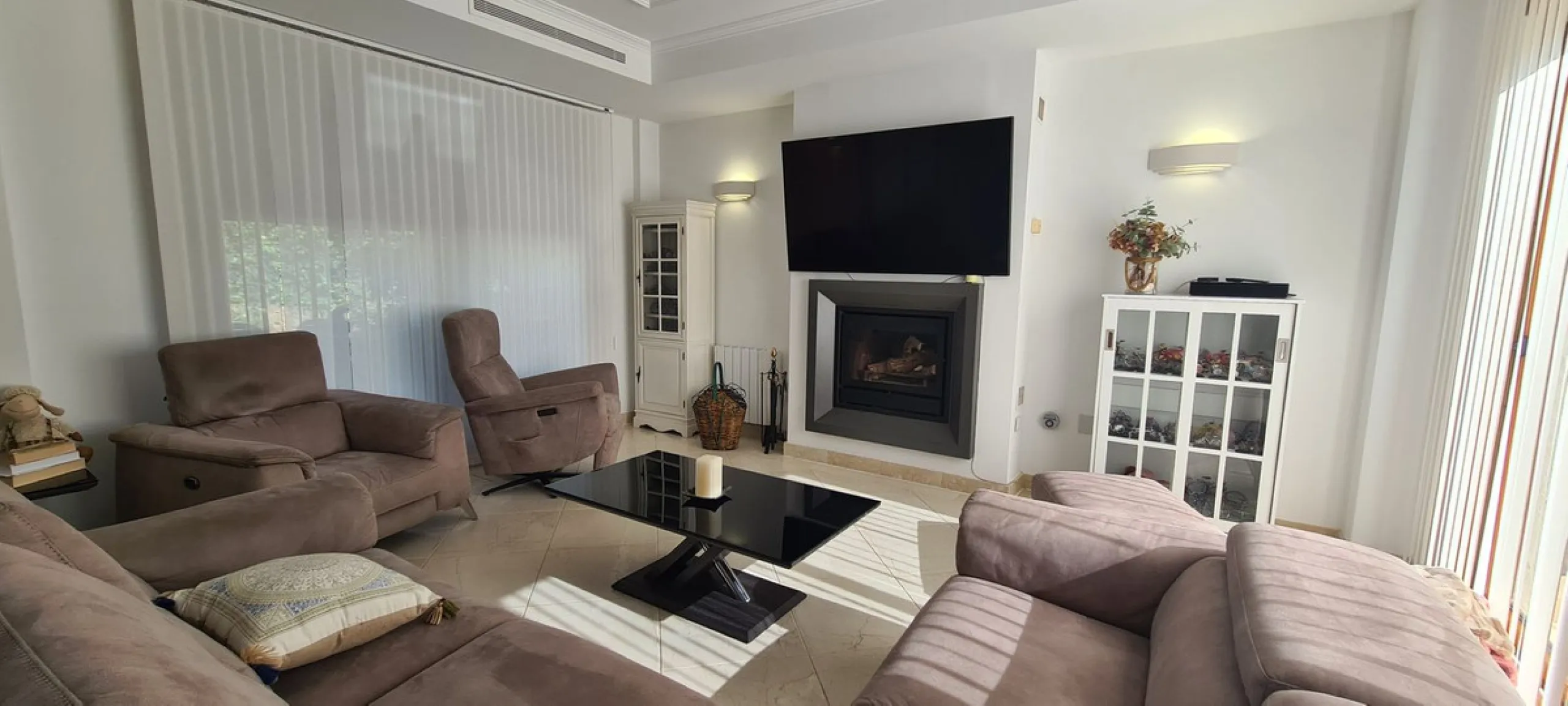 House - Detached Villa в продаже в Mijas, Málaga. В доме 3 спален и 3 ванных комнат. Площадь дома 477 м². Площадь участка 1050 м²