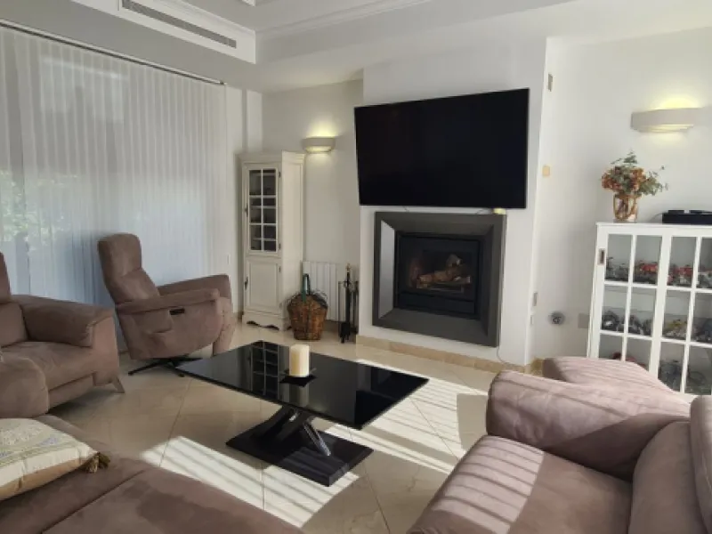House - Detached Villa в продаже в Mijas, Málaga. В доме 3 спален и 3 ванных комнат. Площадь дома 477 м². Площадь участка 1050 м²