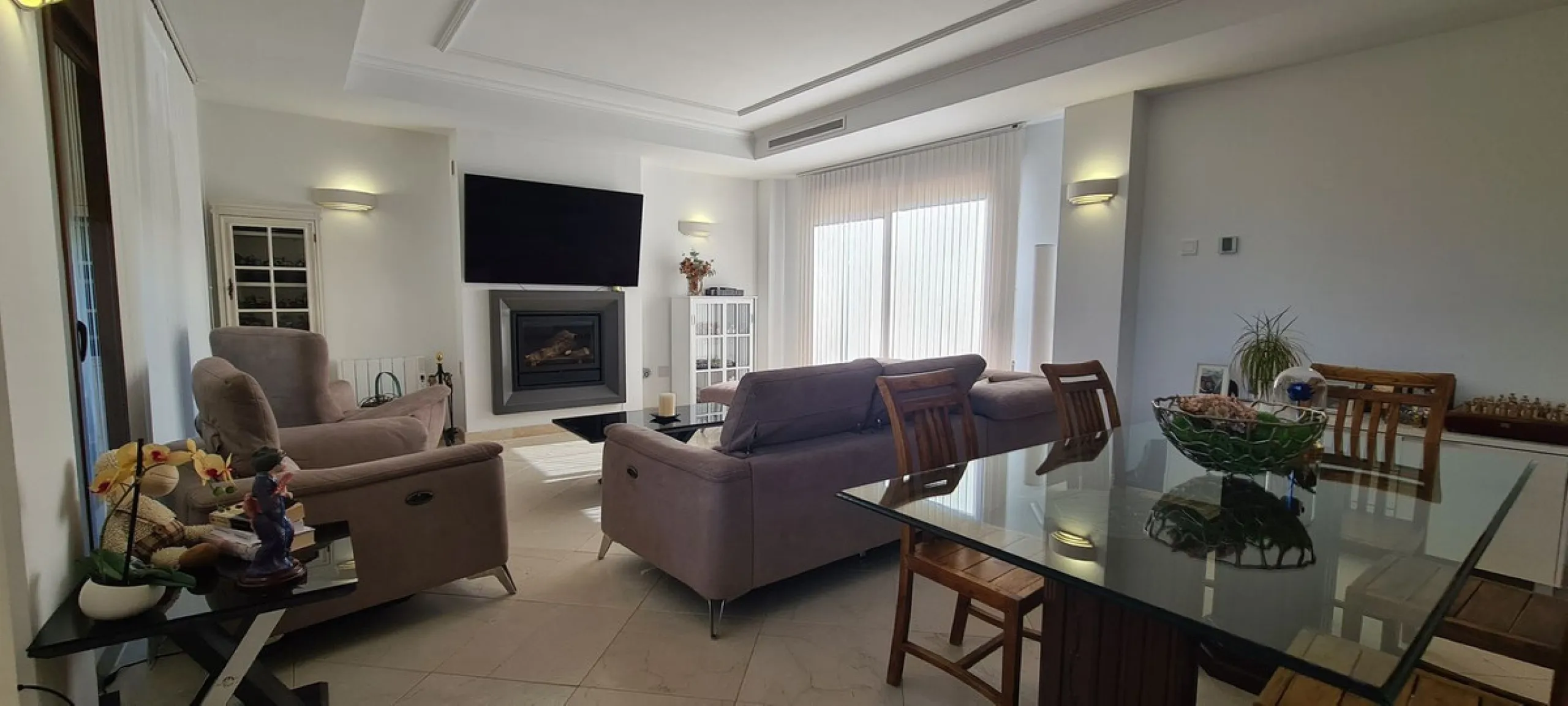 House - Detached Villa в продаже в Mijas, Málaga. В доме 3 спален и 3 ванных комнат. Площадь дома 477 м². Площадь участка 1050 м²