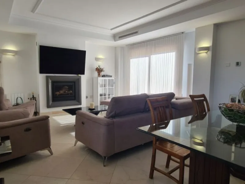 House - Detached Villa в продаже в Mijas, Málaga. В доме 3 спален и 3 ванных комнат. Площадь дома 477 м². Площадь участка 1050 м²