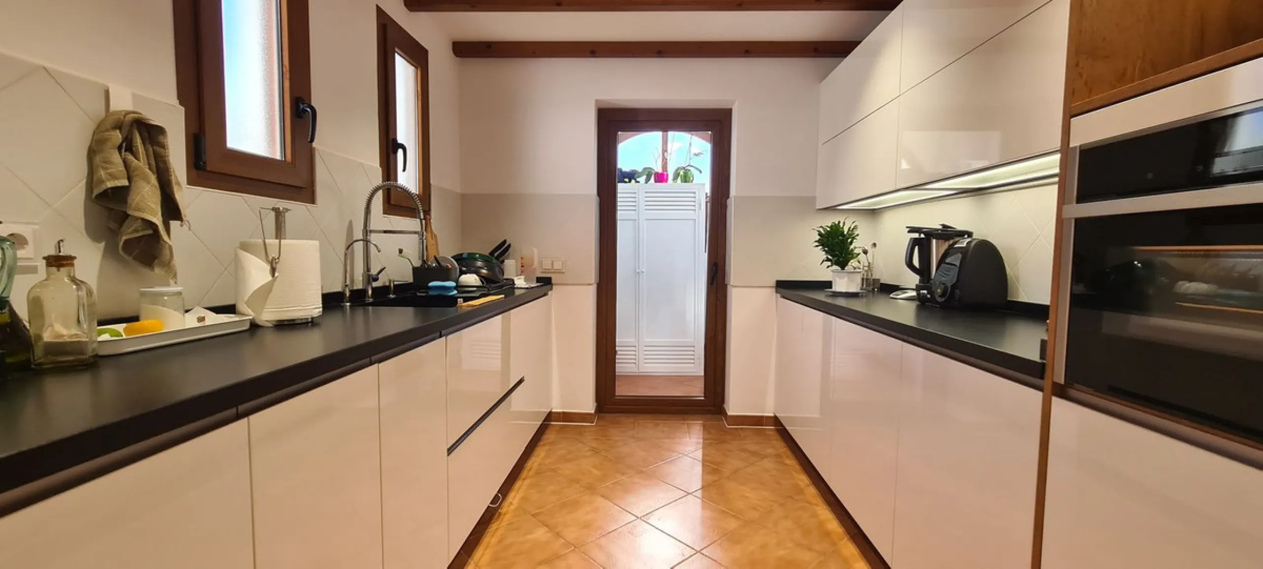 House - Detached Villa в продаже в Mijas, Málaga. В доме 3 спален и 3 ванных комнат. Площадь дома 477 м². Площадь участка 1050 м²