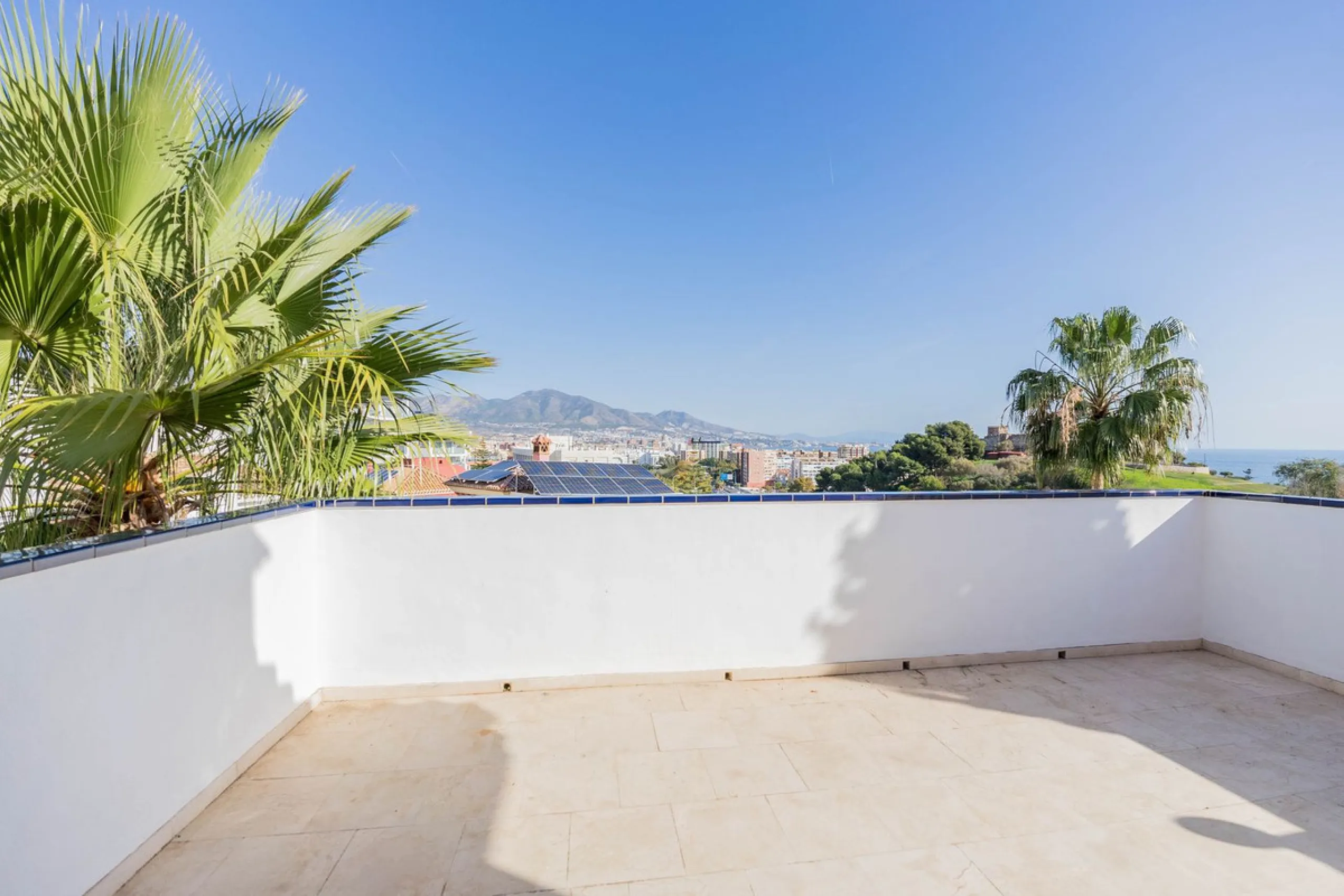 This villa is located in an elevated and quiet residential area of Fuengirola, offering completely open views towards Sohail Castle, the sea and the surrounding mountains. The position and orientation of the property provide excellent natural light and a 