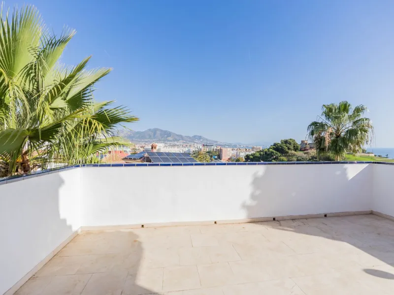 This villa is located in an elevated and quiet residential area of Fuengirola, offering completely open views towards Sohail Castle, the sea and the surrounding mountains. The position and orientation of the property provide excellent natural light and a 