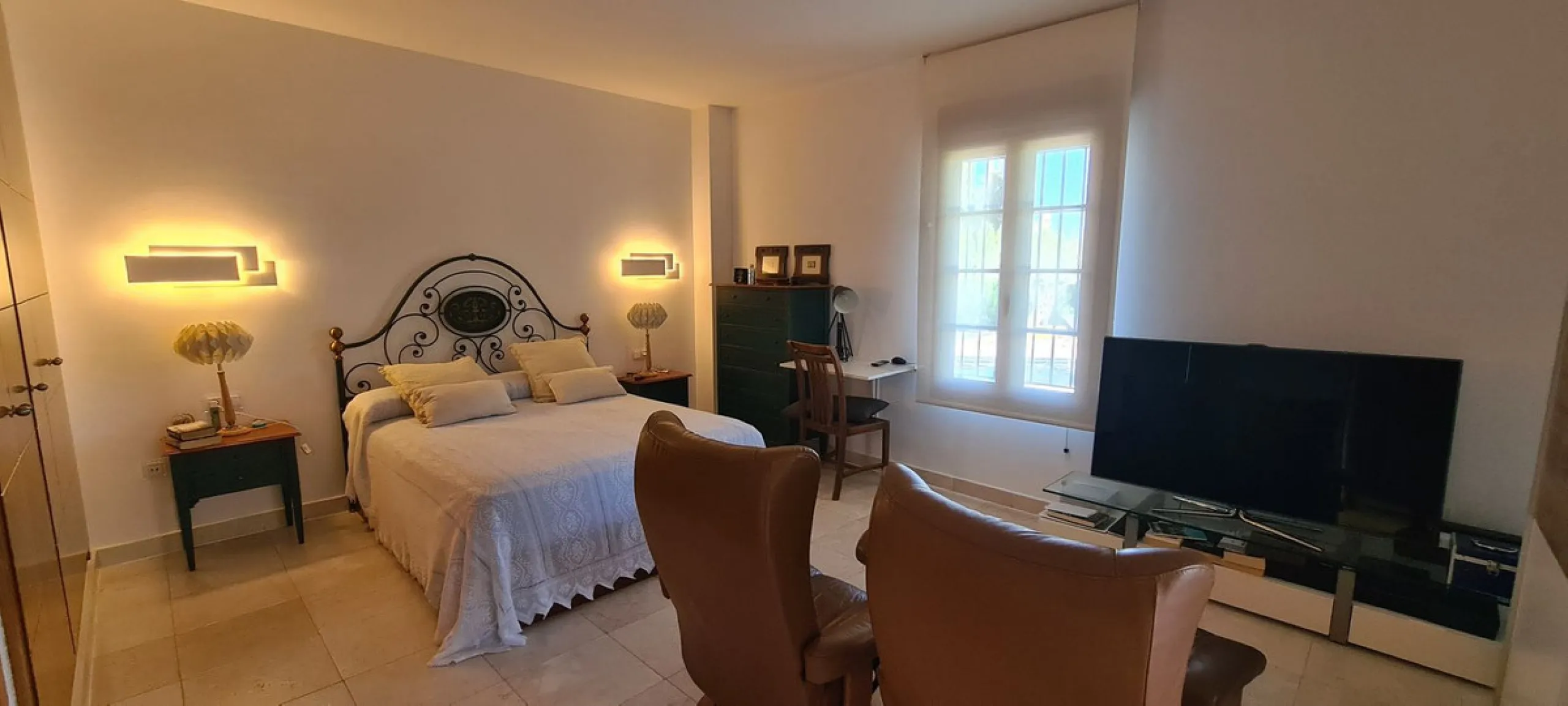 House - Detached Villa в продаже в Mijas, Málaga. В доме 3 спален и 3 ванных комнат. Площадь дома 477 м². Площадь участка 1050 м²