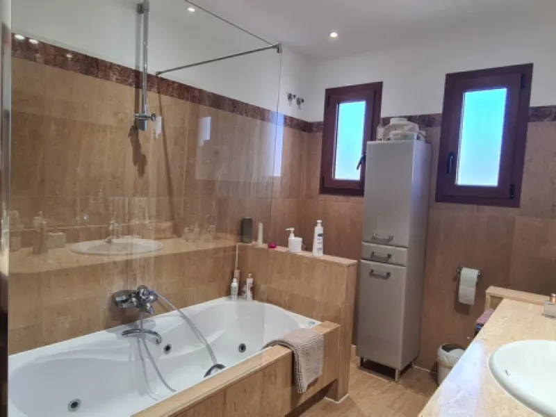 House - Detached Villa в продаже в Mijas, Málaga. В доме 3 спален и 3 ванных комнат. Площадь дома 477 м². Площадь участка 1050 м²