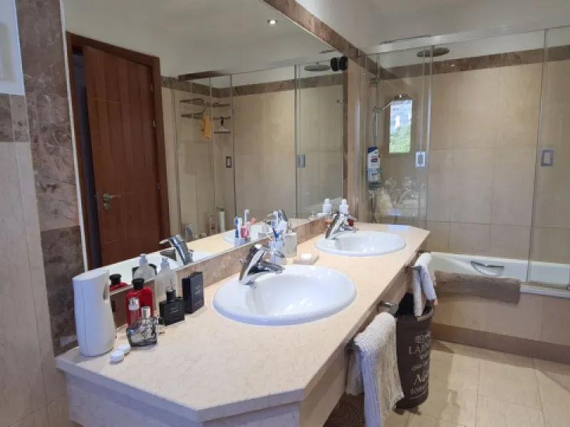 House - Detached Villa в продаже в Mijas, Málaga. В доме 3 спален и 3 ванных комнат. Площадь дома 477 м². Площадь участка 1050 м²