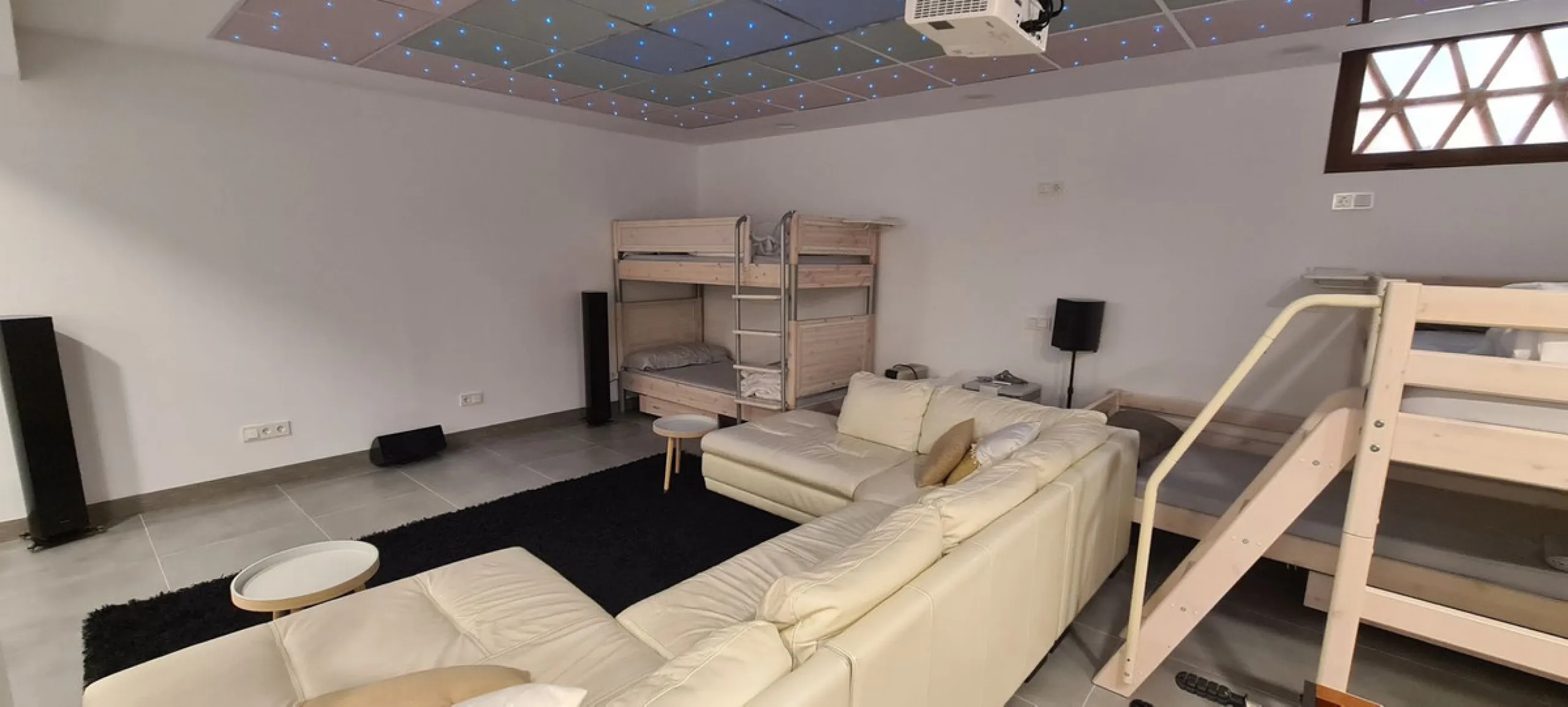 House - Detached Villa в продаже в Mijas, Málaga. В доме 3 спален и 3 ванных комнат. Площадь дома 477 м². Площадь участка 1050 м²