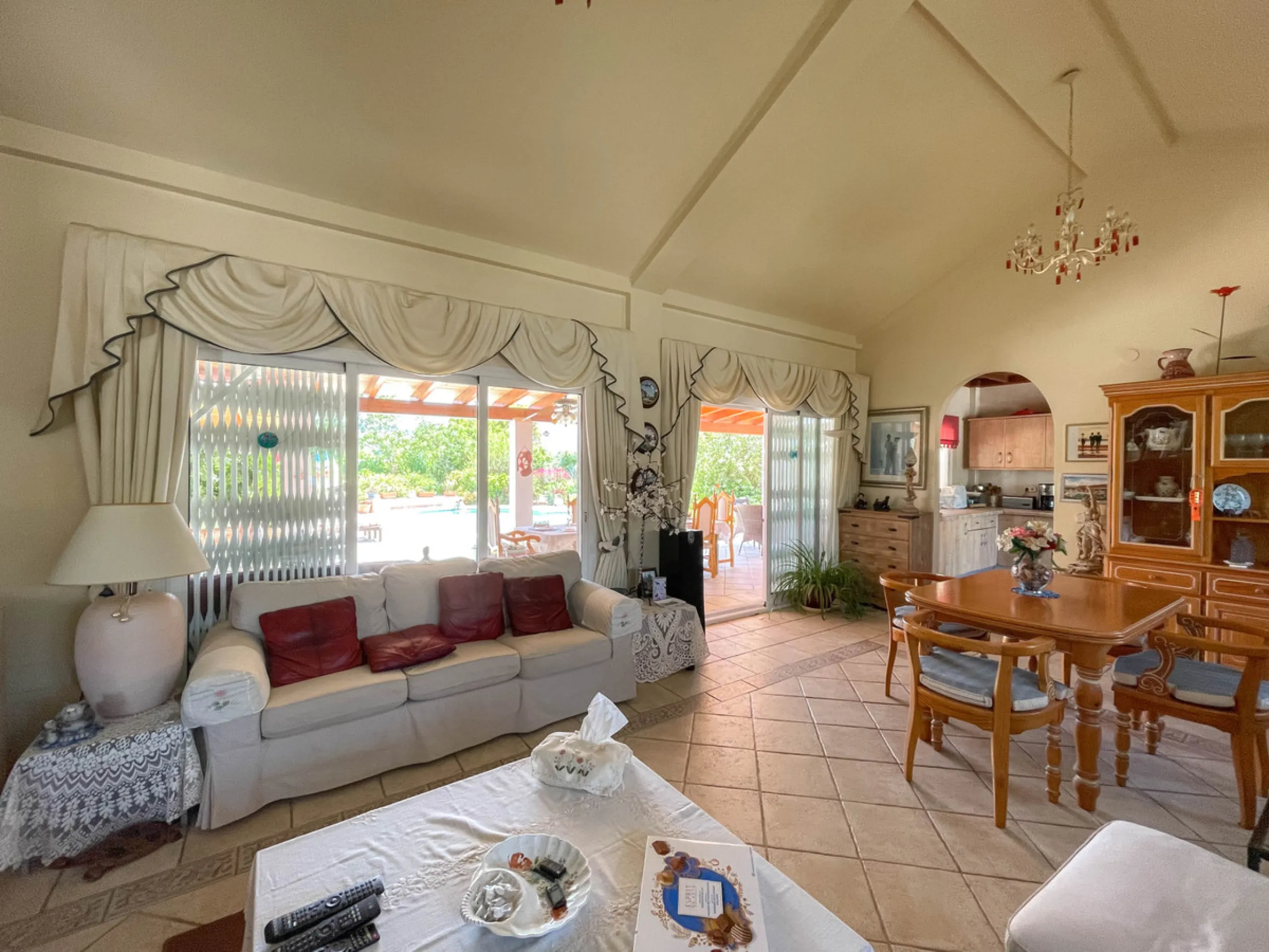 Geräumige Villa mit separatem Gästeappartement in ruhiger Lage