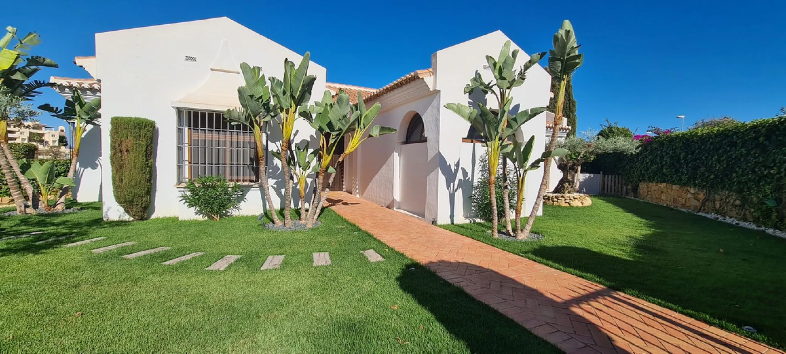 House - Detached Villa в продаже в Mijas, Málaga. В доме 3 спален и 3 ванных комнат. Площадь дома 477 м². Площадь участка 1050 м²