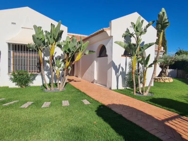 House - Detached Villa в продаже в Mijas, Málaga. В доме 3 спален и 3 ванных комнат. Площадь дома 477 м². Площадь участка 1050 м²