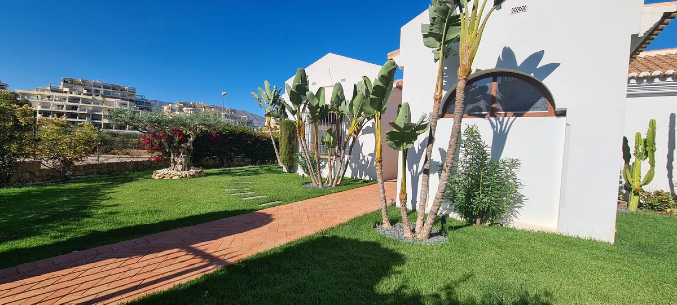 House - Detached Villa в продаже в Mijas, Málaga. В доме 3 спален и 3 ванных комнат. Площадь дома 477 м². Площадь участка 1050 м²
