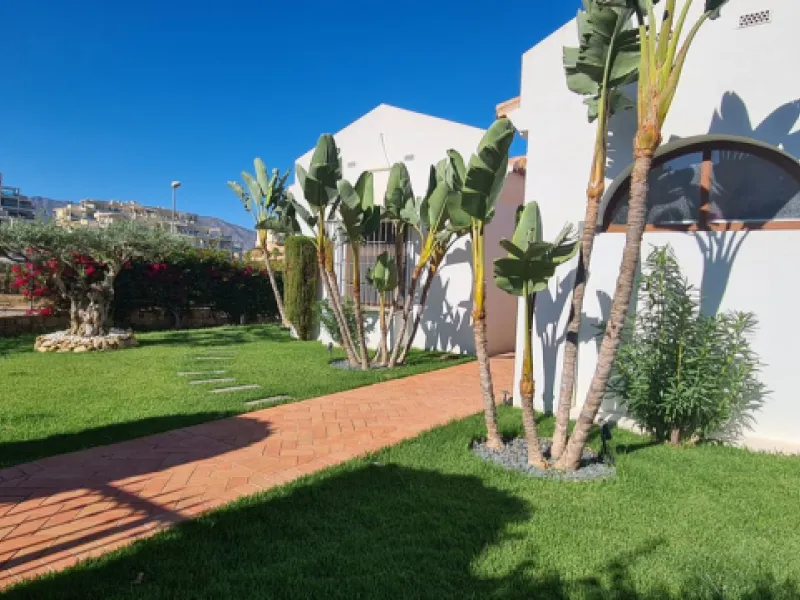 House - Detached Villa в продаже в Mijas, Málaga. В доме 3 спален и 3 ванных комнат. Площадь дома 477 м². Площадь участка 1050 м²