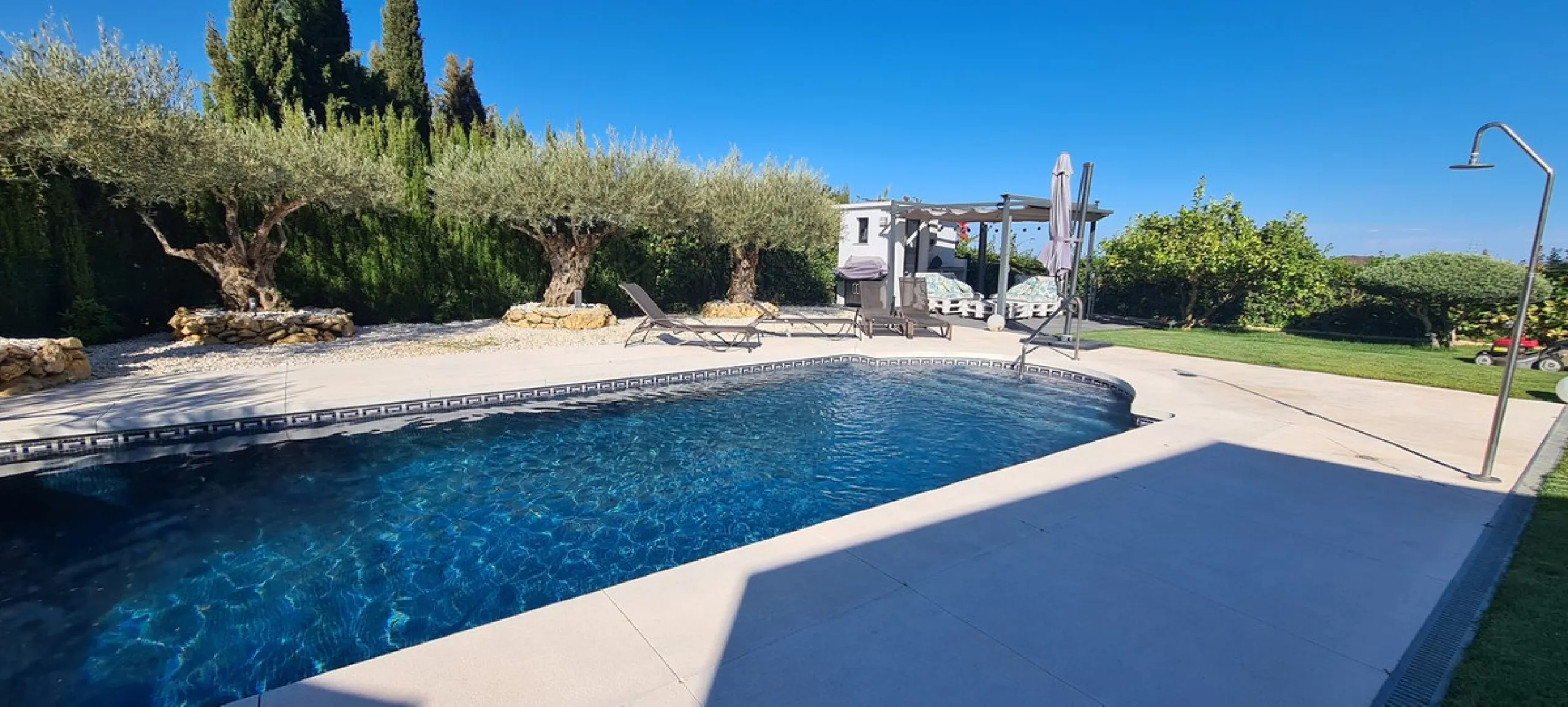 House - Detached Villa в продаже в Mijas, Málaga. В доме 3 спален и 3 ванных комнат. Площадь дома 477 м². Площадь участка 1050 м²