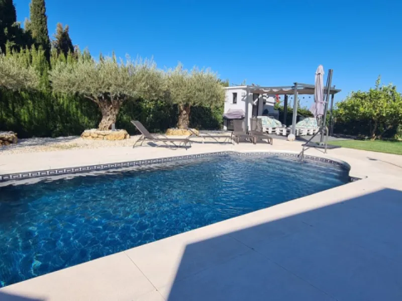 House - Detached Villa в продаже в Mijas, Málaga. В доме 3 спален и 3 ванных комнат. Площадь дома 477 м². Площадь участка 1050 м²